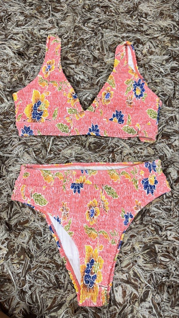 Shein Floral Bikini Set - Medium (Category: Bikinis & Swimsuits) located in Pasig City. Submitted by ysa.declutters (Listing ID 1426363386, Image 1). Description: .