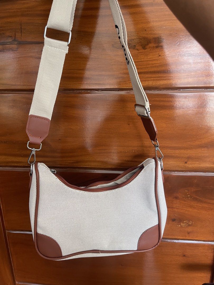 Shoulder bag or Cross Body bag (Category: Shoulder Bags) located in Manila. Submitted by helloluckyme (Listing ID 1426308817, Image 2). Description: This is still like new since it was never used. .