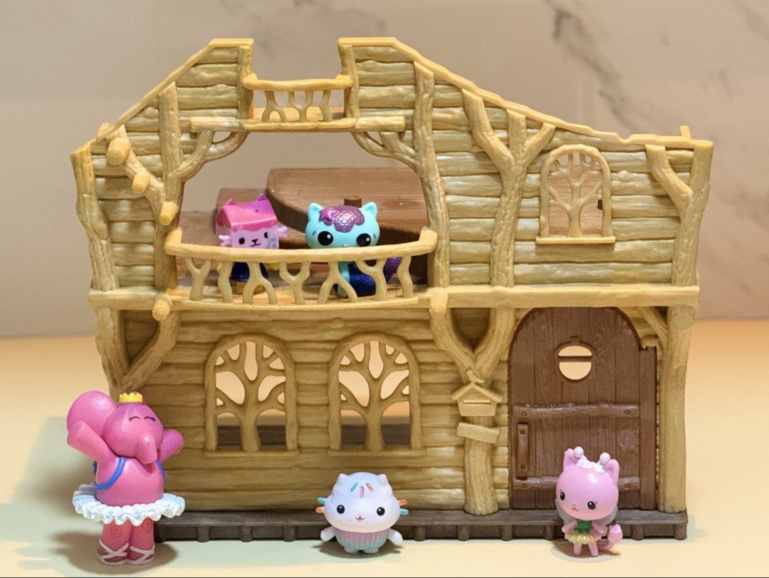 Sylvanian House Lodge (Category: Figurines & Statues) located in Bulacan. Submitted by makelearningfun (Listing ID 1426302414, Image 2). Description: Figures not included Can be used as pretend house.