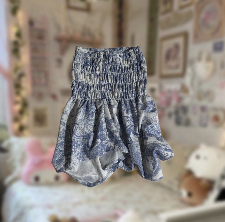 beach tube top toile (Category: Sleeveless) located in Manila. Submitted by sofiaax (Listing ID 1426200396, Image 1). Description: -can fit xs-m due to stretchy fabric -condition is 10/10 no flaws, worn only once! -vv pretty summer top payment: gcash onlyy delivery: J&T or lalamove :) tags: coastal daughter floral shirred cottagecore fairycore beach top summer fashion dior style print elegant ruffled pinterest zara h&m mango bershka forever 21 br