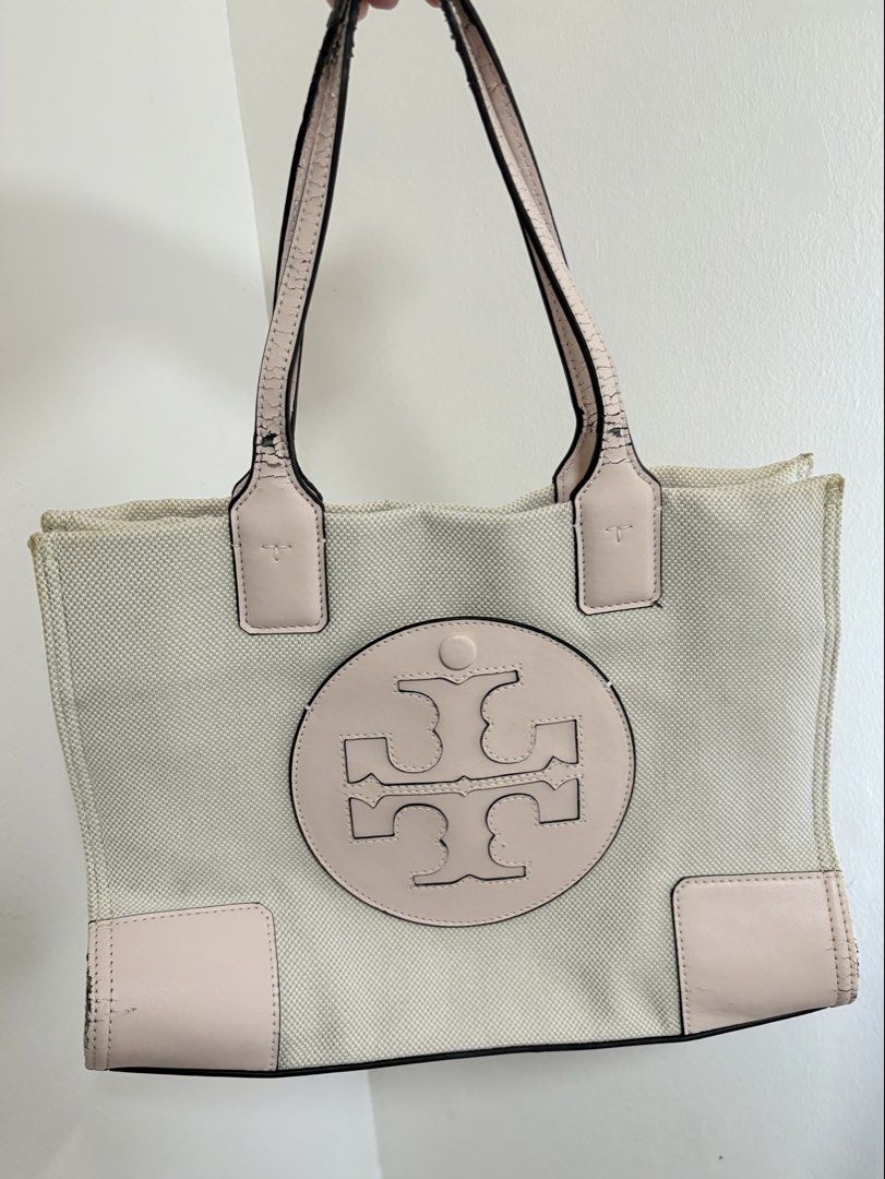 TORY BURCH ELLA SHELL PINK TOTE NEEDS HANDLE REPLACEMENT (Category: Luxury Bags & Wallets) located in Cainta. Submitted by prebyihellop (Listing ID 1426262243, Image 1). Description: Needs handle replacement Clean inside What you see is what you get Need lang papalitan handle Bawal sa maselan .