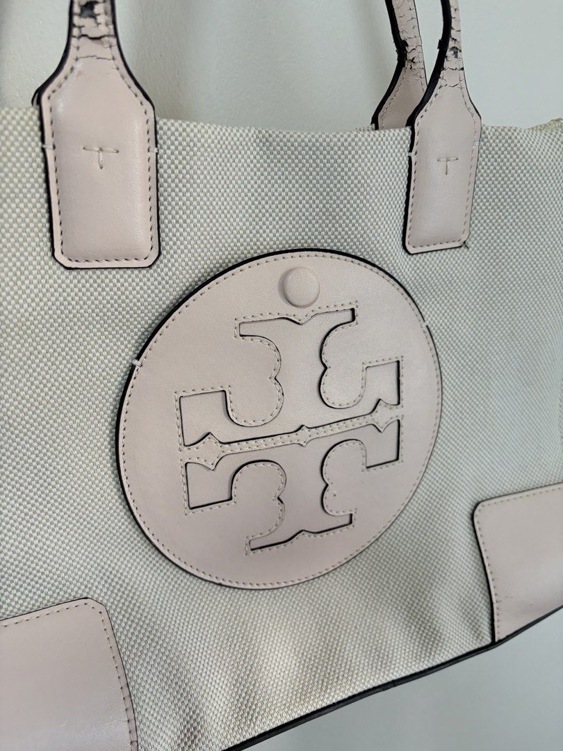 TORY BURCH ELLA SHELL PINK TOTE NEEDS HANDLE REPLACEMENT (Category: Luxury Bags & Wallets) located in Cainta. Submitted by prebyihellop (Listing ID 1426262243, Image 2). Description: Needs handle replacement Clean inside What you see is what you get Need lang papalitan handle Bawal sa maselan .