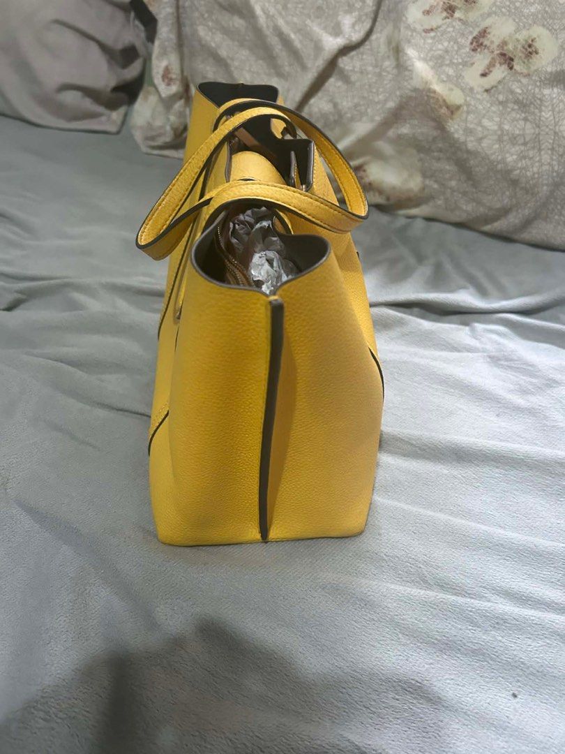 Tory Burch Pebbled Leather (Category: Luxury Bags & Wallets) located in Manila. Submitted by prettymissm (Listing ID 1426363170, Image 2). Description: Authentic Bought in Sg for ₱15k.