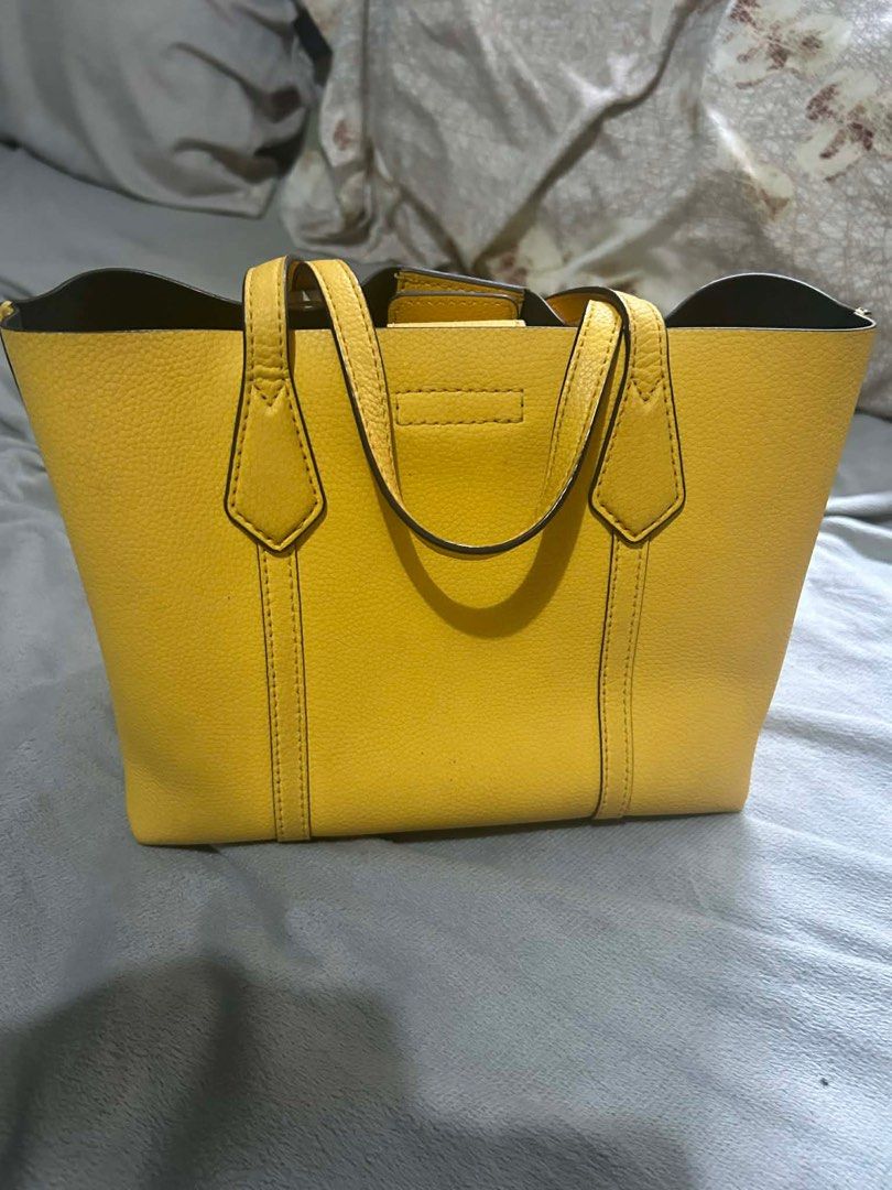 Tory Burch Pebbled Leather (Category: Luxury Bags & Wallets) located in Manila. Submitted by prettymissm (Listing ID 1426363170, Image 3). Description: Authentic Bought in Sg for ₱15k.