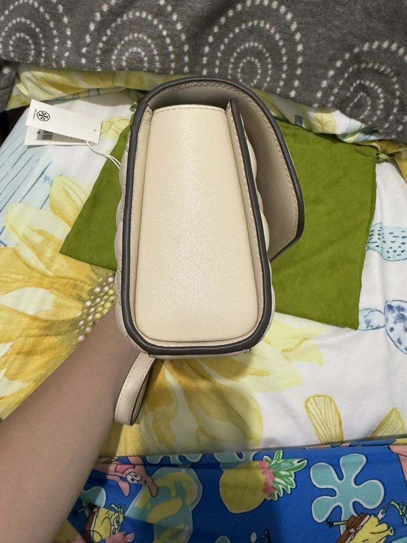 Tory Burch Small Fleming Convertible Shoulder Bag (Category: Luxury Bags & Wallets) located in Pasay City. Submitted by patmllen (Listing ID 1426218657, Image 3). Description: Original Color: New Cream Rfs: Hindi na nagagamit - Used only in Japan for 5 days. Hindi pala siya pwede pang travel🥲 - Inquired sa bag salon. Pwede pa maayos yung bag by Color retouch lang with basic cleaning and basic polishing of hardwares for P2,800. .