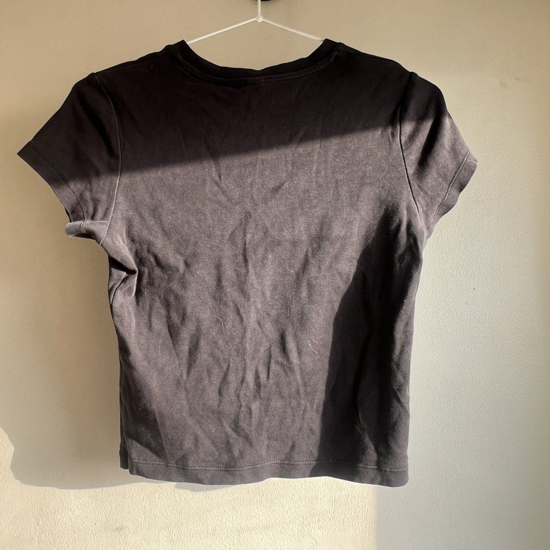 Uniqlo Black Crop Top (Category: Shirts) located in Marikina City. Submitted by declutter.marikina (Listing ID 1426378644, Image 2). Description: has signs of usage. .