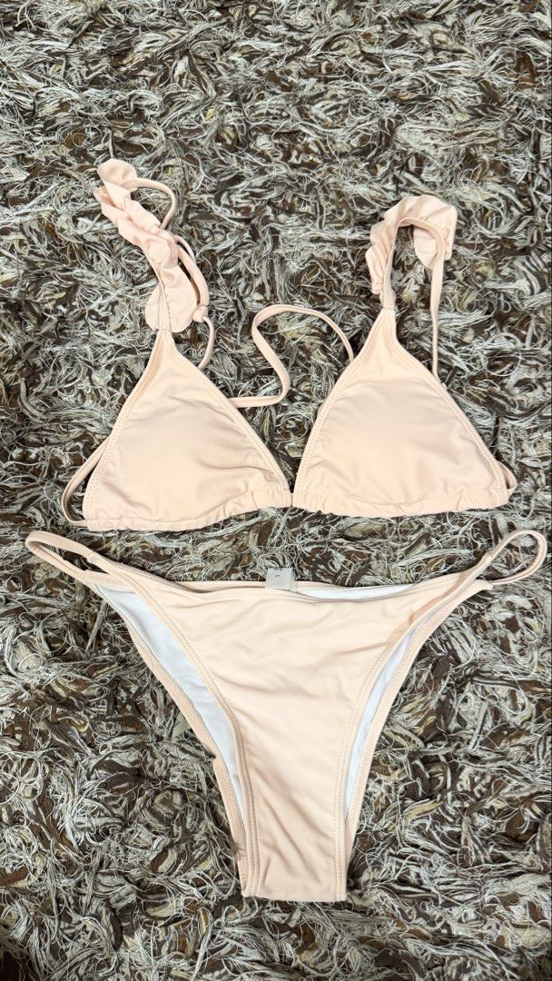 Zaful Ruffle Bikini Set - Peach (Category: Bikinis & Swimsuits) located in Pasig City. Submitted by ysa.declutters (Listing ID 1426363387, Image 1). Description: .