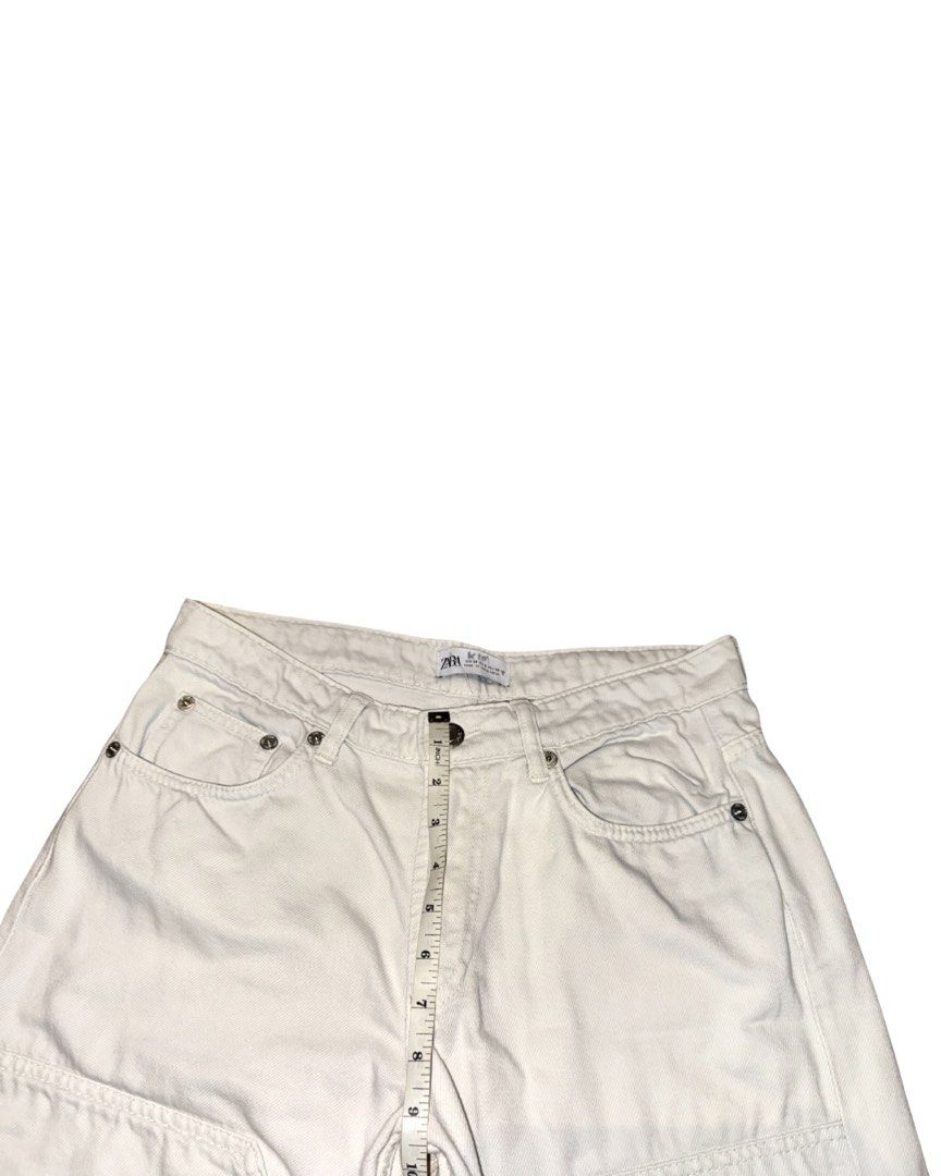 ZARA Mid-rise Straight leg Jeans (Category: Jeans) located in Manila. Submitted by re.life.rack (Listing ID 1426318324, Image 3). Description: - 9.5” front crotch length - 40” outseam length - has minimal scratches on the back (see last pic) Message for more when worn pics 🫶🏻.