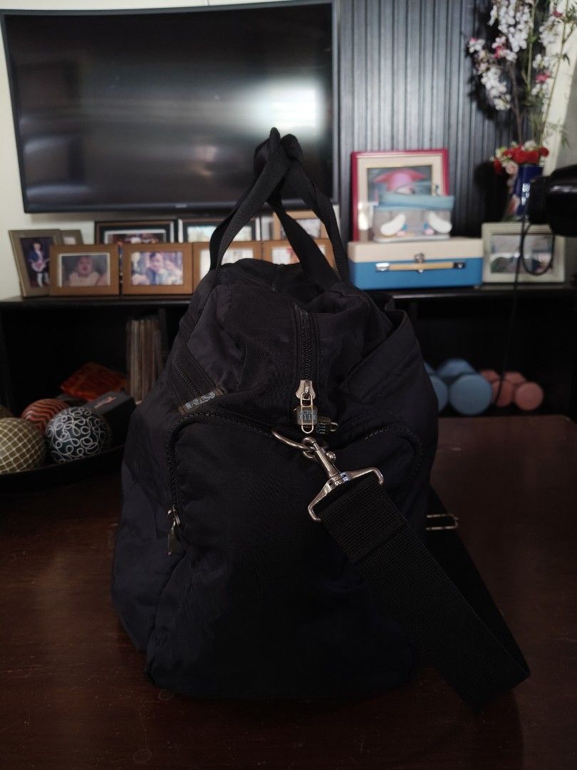 Active Elle Black Sports Bag (Category: Cross-body Bags) located in Taytay. Submitted by closingtheloop (Listing ID 1426433196, Image 2). Description: 23"Wx14"L issue: please see last pic 550 plus shipping.