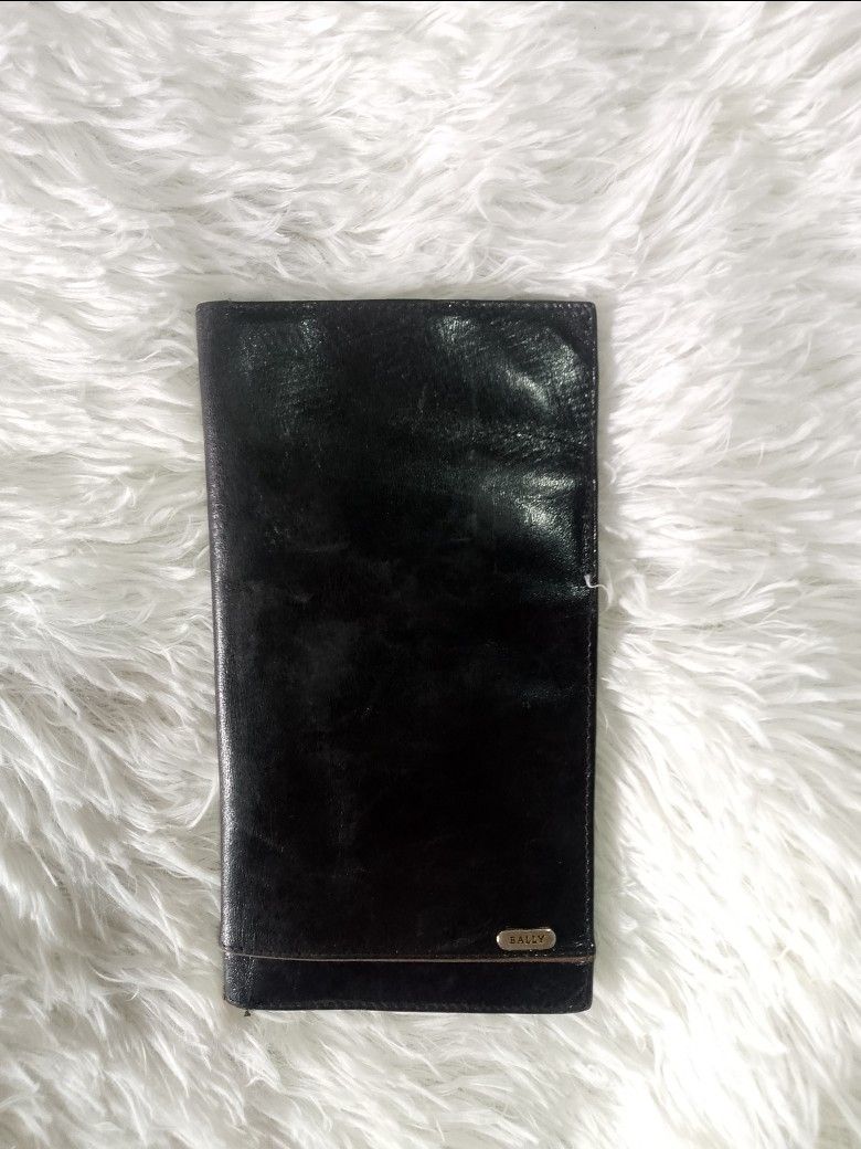Bally Black Leather Wallet (Category: Luxury Bags & Wallets) located in Davao. Submitted by lee_ly (Listing ID 1426392441, Image 1). Description: Genuine Bally wallet in black leather. Features multiple card slots and compartments for bills. The Bally logo is visible on the exterior and interior. Made in Italy. .