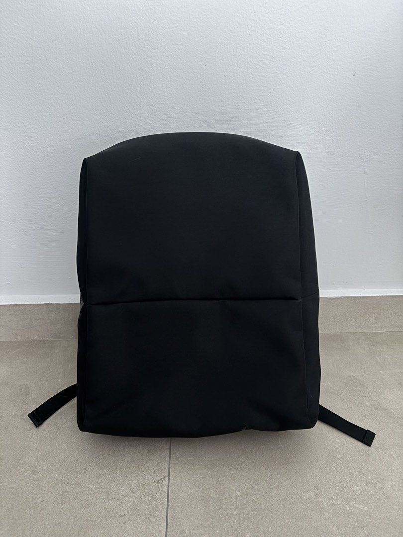 Black Backpack (Category: Backpacks) located in Kuala Lumpur. Submitted by nijes (Listing ID 1426473721, Image 1). Description: The Cote et Ciel Rhine Flat Backpack Comfortable to carry and constructed with weatherproof durability. Has internal pockets and padded laptop pocket allow you to organize your daily carry, while the external front pocket with hidden zipper fits your iPhone and iPad. Perfect for the daily commuter. Holds 15-16” laptop He