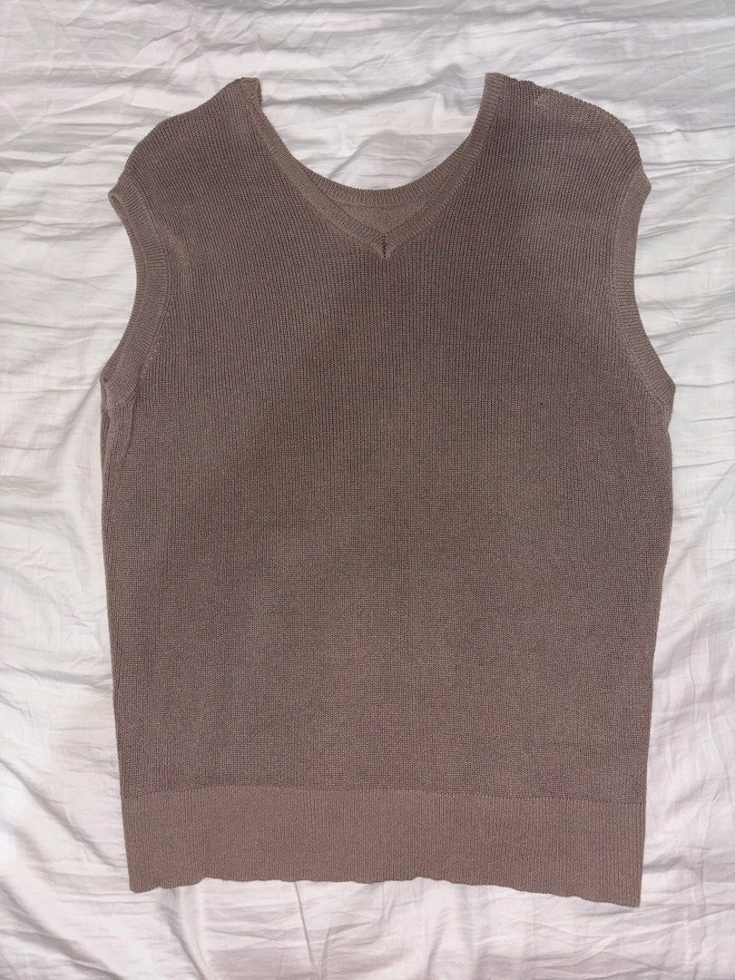 Brown Knitted Vest (Category: Others Tops) located in Bacoor. Submitted by oddlet0506 (Listing ID 1426572944, Image 1). Description: Fits M-L (too big for S) - Front collar is V-neck Flaw: Shoulder part might be slightly deformed due to hanger shape (Negotiable price) .