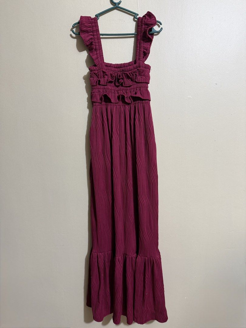 Burgundy Ruffled Maxi Dress (Category: Dresses) located in Quezon City. Submitted by lau_v (Listing ID 1426505753, Image 2). Description: Long dress, one size.