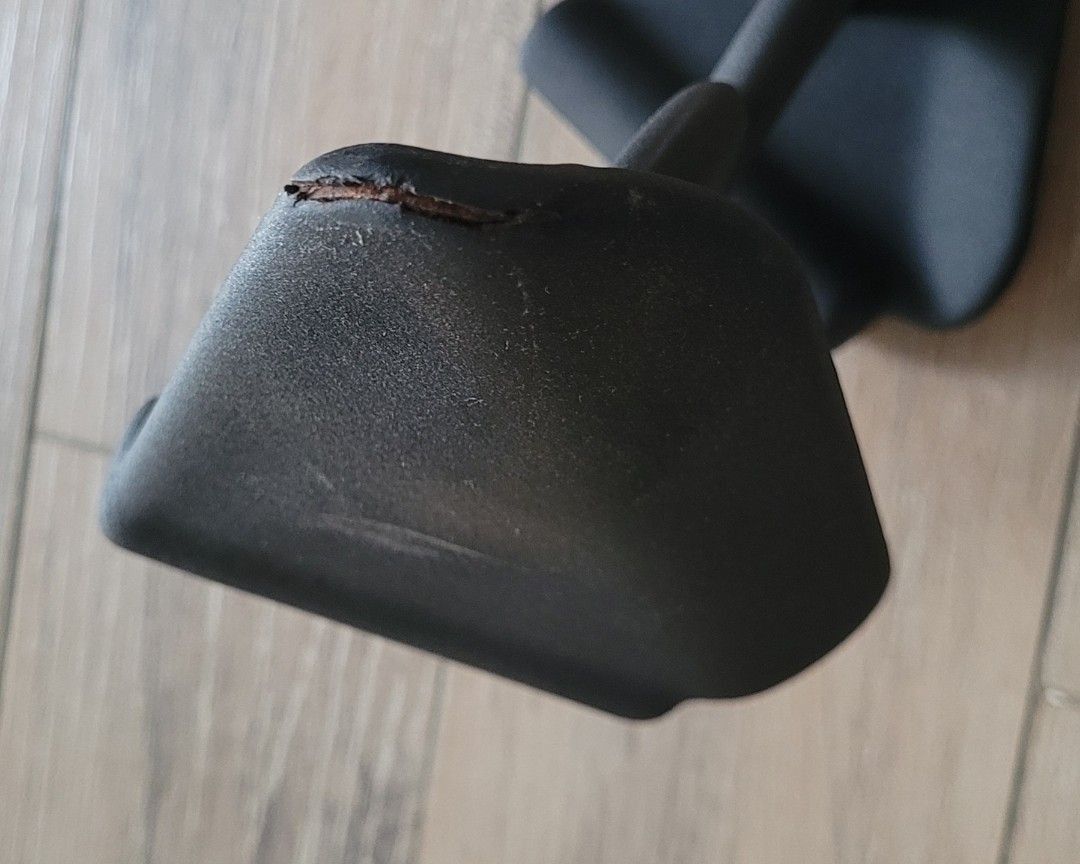 Cable Attachment Close Grip Pulldown (Category: Weights & Dumbbells) located in Singapore. Submitted by james_tt (Listing ID 1426417484, Image 3). Description: Pick up from my block opp sengkang mrt. Price firm, will not reply & block anyone who bargain, nego or ask 'still avail' but never respond. .