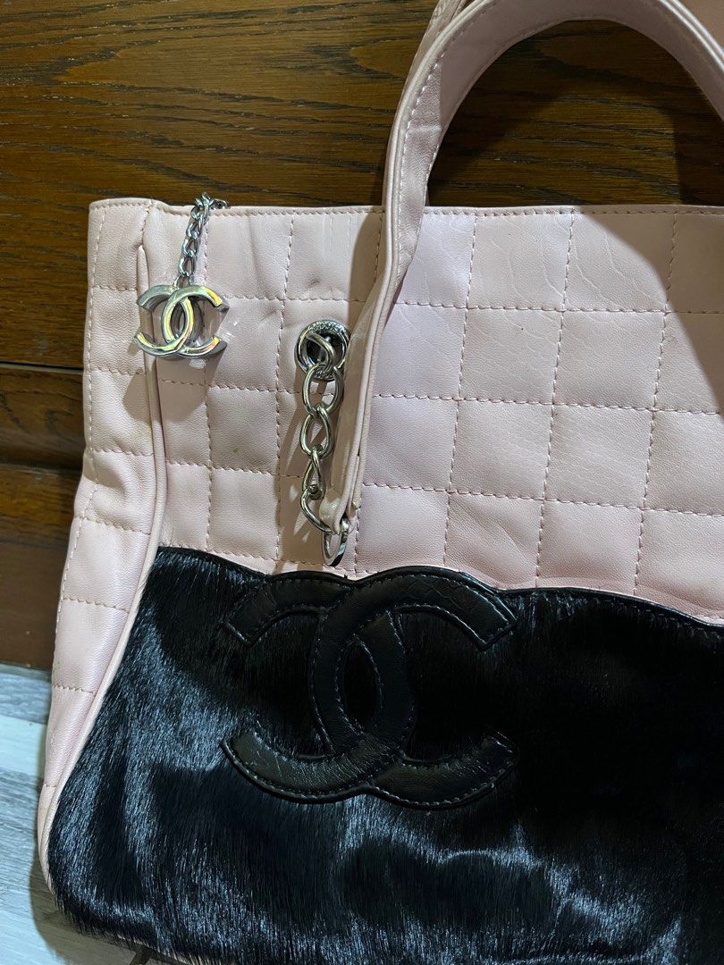 CHANEL Shoulder Bag (Category: Luxury Bags & Wallets) located in Davao. Submitted by rel18 (Listing ID 1426436238, Image 3). Description: Chanel Good Condition Minimal Sign of Used No bakbak sa Leather Canvas .