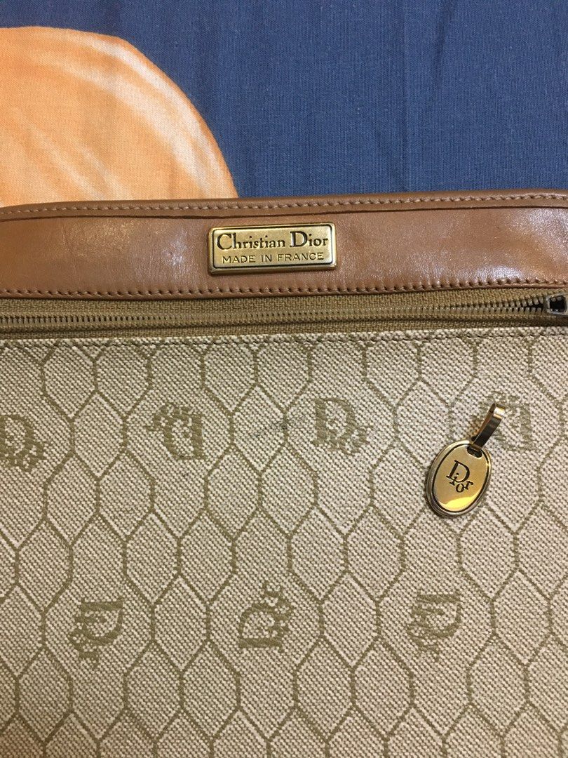 Christian Dior Pouch (Category: Luxury Bags & Wallets) located in San Pedro. Submitted by ginasantiago (Listing ID 1426438623, Image 1). Description: Never used Seller will shoulder sf.