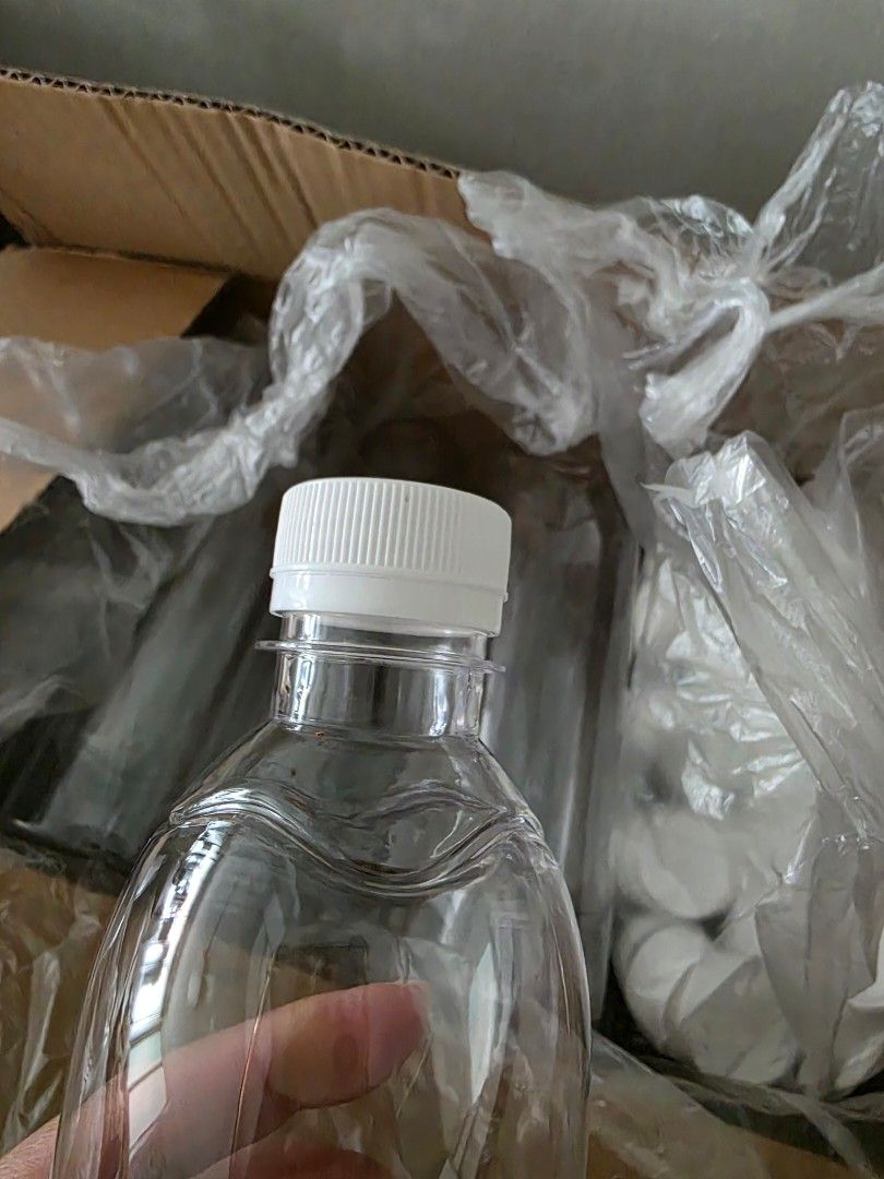 Clear Plastic Bottles with White Caps 550ml454212309494671362