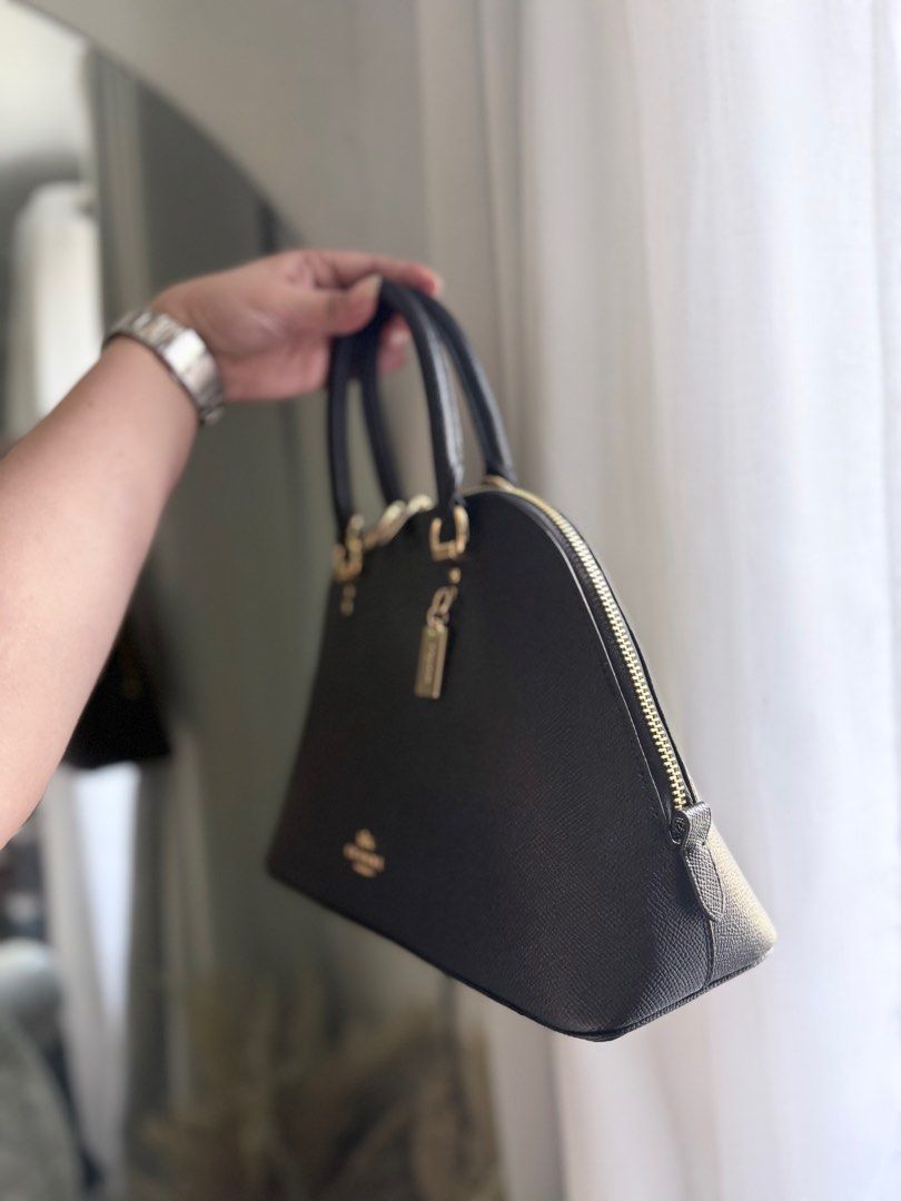 Coach Katy Satchel Crossgrain (Category: Luxury Bags & Wallets) located in Taguig. Submitted by its.angelic.xoxo (Listing ID 1426447270, Image 2). Description: Hand & Crossbody bag with strap Used few times, like new condition ₱7,000 firm, no last price Authenticity Guaranteed With coach plastic and tag 📍Cembo Taguig.