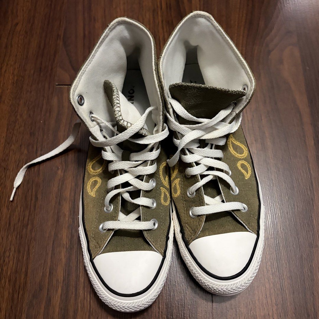 Converse Chuck Taylor All Star Green (A02798C) (Category: Sneakers) located in Quezon City. Submitted by grayway (Listing ID 1426384784, Image 3). Description: Converse Chuck Taylor All Star Green (A02798C) 🏷️Selling Price: Php 500 📏 Size: US Men's 8.5 / EU 42 / 27 cm 👉RFS: For decluttering ❗️Item is well used. Please see the issue on the last picture. 📍Tandang Sora, Quezon City 🚚 For shipping through Grab or LBC ONLY. (buyer pays for the sh