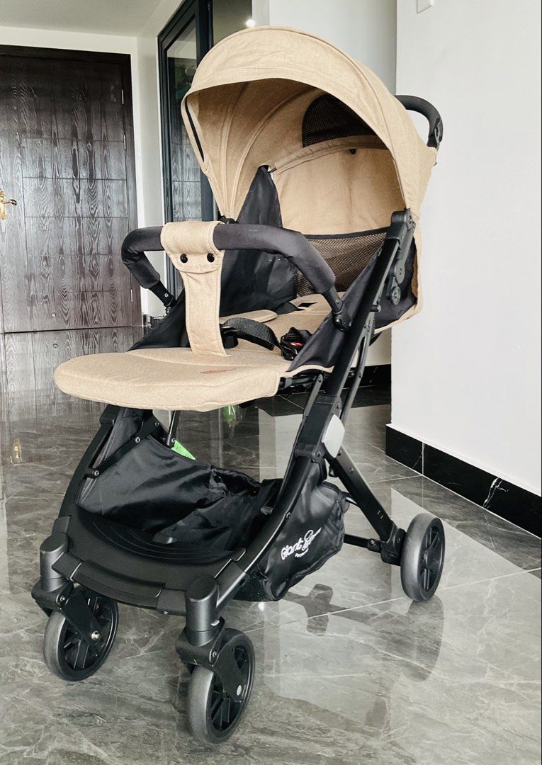 Giant Carrier Stroller (Category: Strollers) located in Manila. Submitted by mai.yew (Listing ID 1426407493, Image 2). Description: (Orig price: ₱5,600) -Like new, no issue -Compact, Foldable, Full Recline -With Large Canopy, Storage Basket and Trolley Function -For 1 to 3 yo (10-15kg).