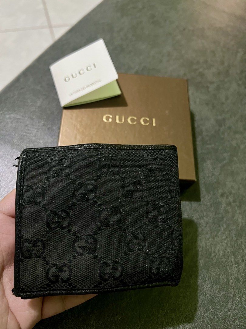 Gucci GG Canvas Wallet (Category: Luxury Bags & Wallets) located in Dagupan City. Submitted by casadebayongph (Listing ID 1426421370, Image 2). Description: Authentic Gucci wallet featuring the iconic GG canvas pattern. The wallet has a black exterior and a black leather interior. It includes multiple card slots and a bill compartment. Comes with the original box and authenticity card. With signs of usage so manage your expectation..