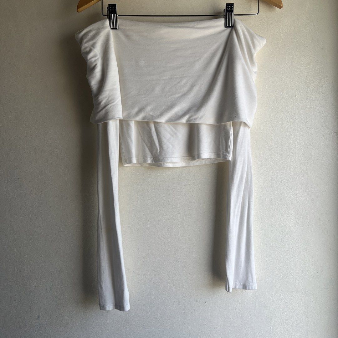 Herpalais Off Shoulder Longsleeves Top (Category: Sleeveless) located in Marikina City. Submitted by declutter.marikina (Listing ID 1426422916, Image 3). Description: tag is upside down, brand’s fault. has a minimal stain on the front. bought for 900+ pesos.