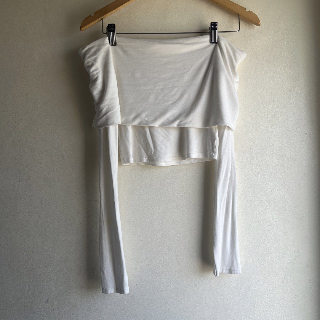 Herpalais Off Shoulder Longsleeves Top (Category: Sleeveless) located in Marikina City. Submitted by declutter.marikina (Listing ID 1426422916, Image 1). Description: tag is upside down, brand’s fault. has a minimal stain on the front. bought for 900+ pesos.