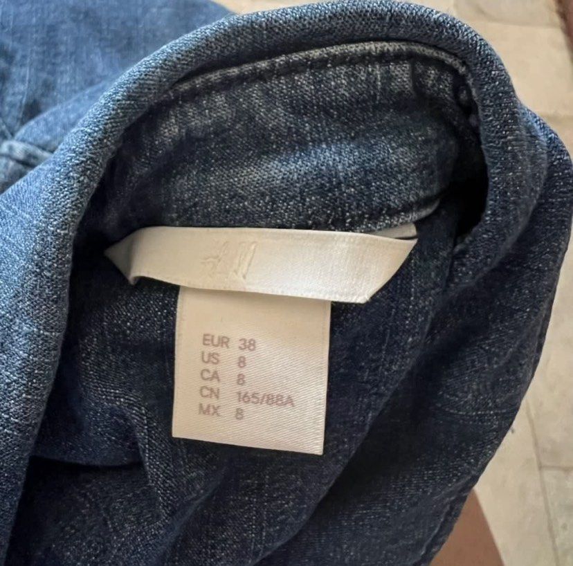 H&M Denim Shirt (Category: Shirts) located in Caloocan City. Submitted by michdeclutter (Listing ID 1426480794, Image 2). Description: Bought here in carousel but never used (washed only) Lightly used by the 1st seller Color rate 8/10 Rfs: kinda small for me.