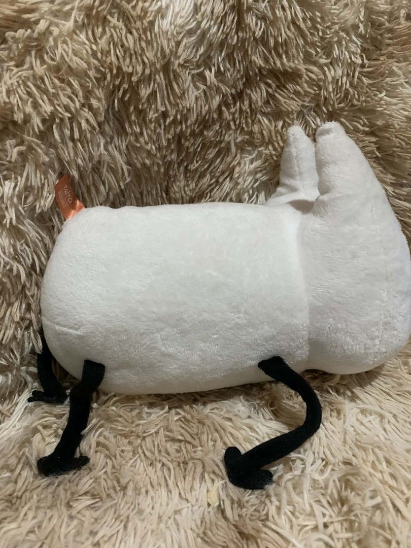 Hollow Knight Plushie (Category: Plushies & Soft Toys) located in Davao. Submitted by shopthrift (Listing ID 1426448943, Image 3). Description: Plushie features the character from Hollow Knight. It has a white body with black facial features and black legs. It is a great item for fans of the game..