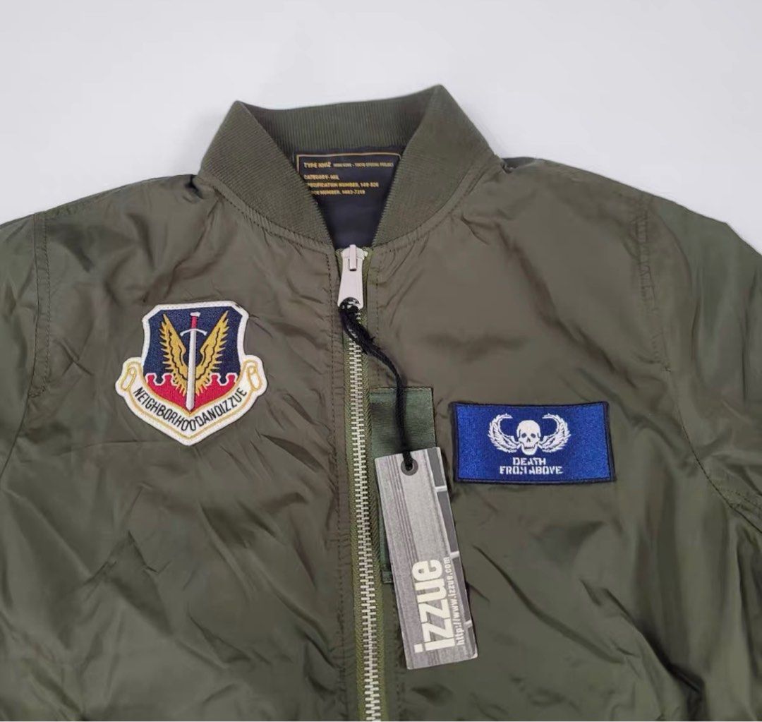 IZZUE （分類：外套及戶外衣服）位於 Hong Kong。 由 cc124567 提交（商品編號 1426558993，圖片 3）。簡介： 這款 IZZUE x Neighborhood 聯名飛行外套，採用橄欖綠色，正面有不同徽章設計，包括骷髏和老虎圖案。背面印有品牌字樣和「CRAFTED WITH PRIDE」字樣。外套有拉鍊開合，袖口和下擺為羅紋設計。附有吊牌。。