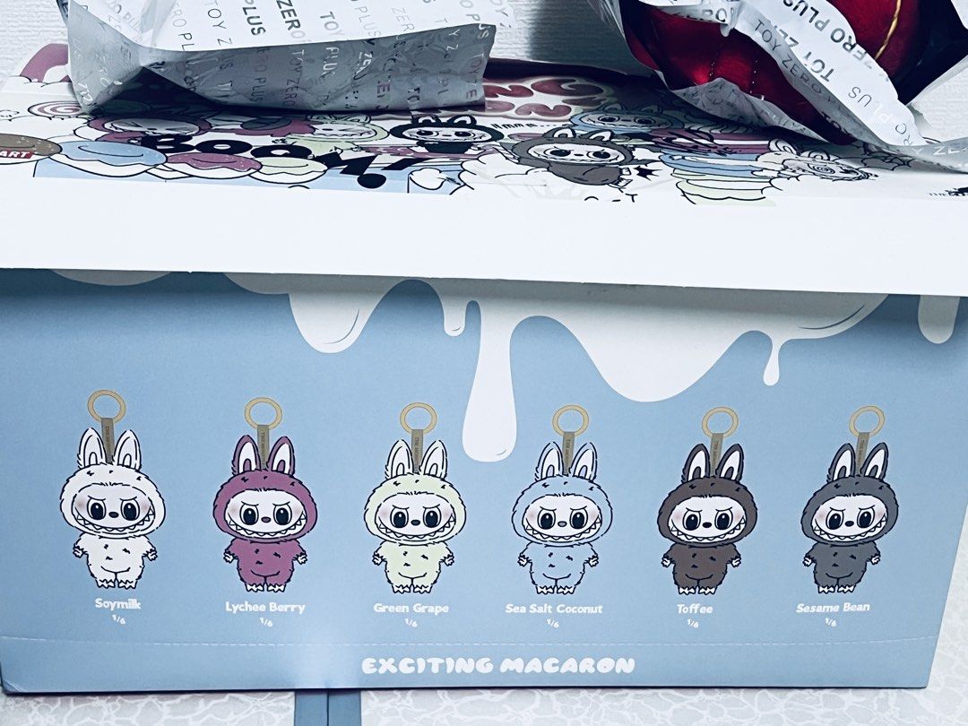 第一代labubu Macaron （分類：設計師玩具及盲盒）位於 Hong Kong。 由 leefuieong 提交（商品編號 1426434646，圖片 1）。簡介： 第一代Exciting Macaron己開盒確認款（內袋未開，共有六款不同的設計，包括Soymilk、Lychee Berry、Green Grape、Sea Salt Coconut、Toffee和Sesame Bean。$90 一隻，1set $500。。