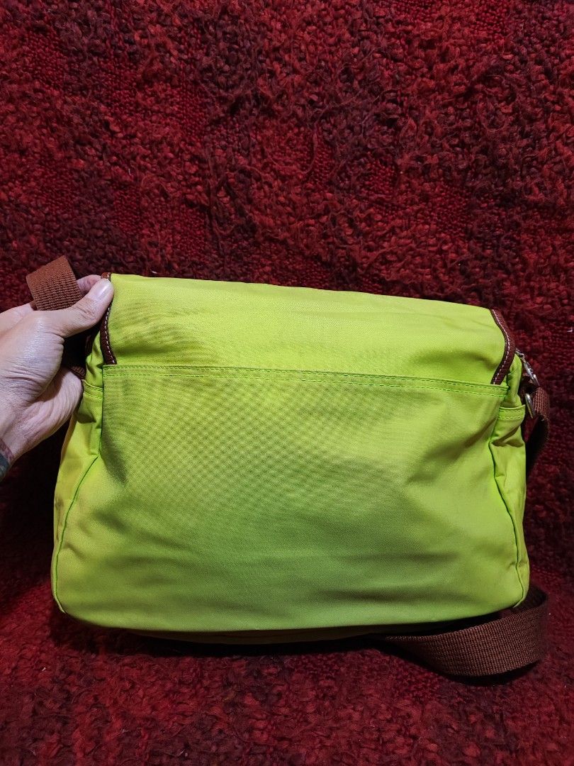 Longchamp messenger Bag (Category: Luxury Bags & Wallets) located in Baguio. Submitted by jayrgijc52758 (Listing ID 1426499309, Image 2). Description: Longchamp messenger bag Neon yellow Medium size May maliliit na bubbles 1k.