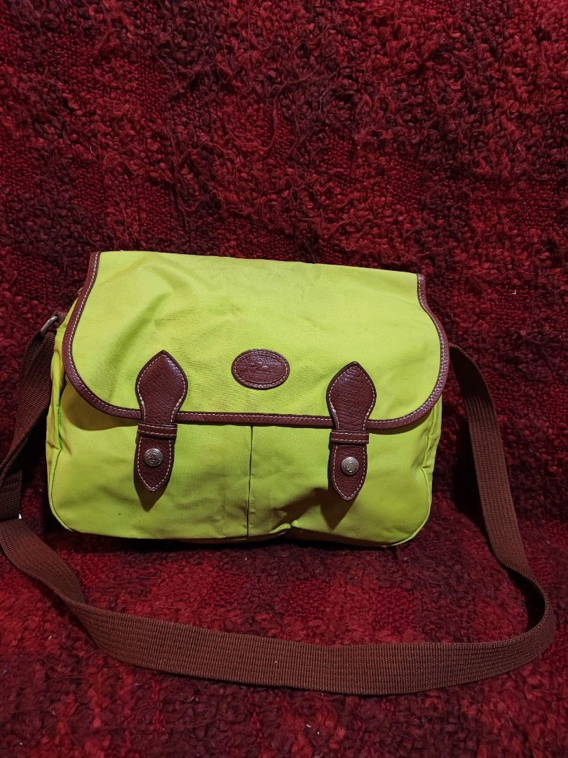 Longchamp messenger Bag (Category: Luxury Bags & Wallets) located in Baguio. Submitted by jayrgijc52758 (Listing ID 1426499309, Image 1). Description: Longchamp messenger bag Neon yellow Medium size May maliliit na bubbles 1k.