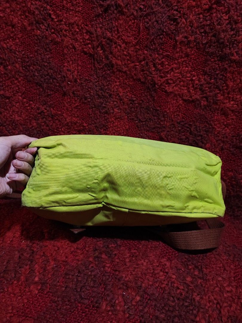 Longchamp messenger Bag (Category: Luxury Bags & Wallets) located in Baguio. Submitted by jayrgijc52758 (Listing ID 1426499309, Image 3). Description: Longchamp messenger bag Neon yellow Medium size May maliliit na bubbles 1k.