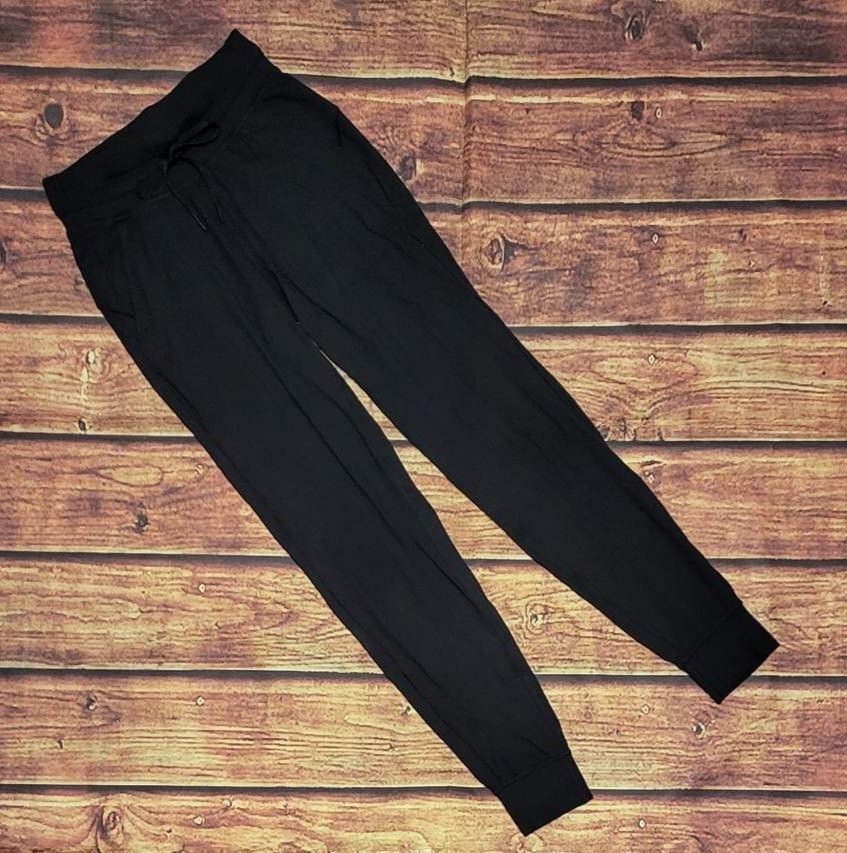 Lululemon Ready To Rulu Pant (Category: Activewear) located in La Trinidad. Submitted by outfitt (Listing ID 1426520464, Image 2). Description: EXCELLENT USED CONDITION OVERALL; light pilling-nothing major/significant US 2 HIGH rise inseam- 29" ❌️ NO to LOW ballers.PLEASE.