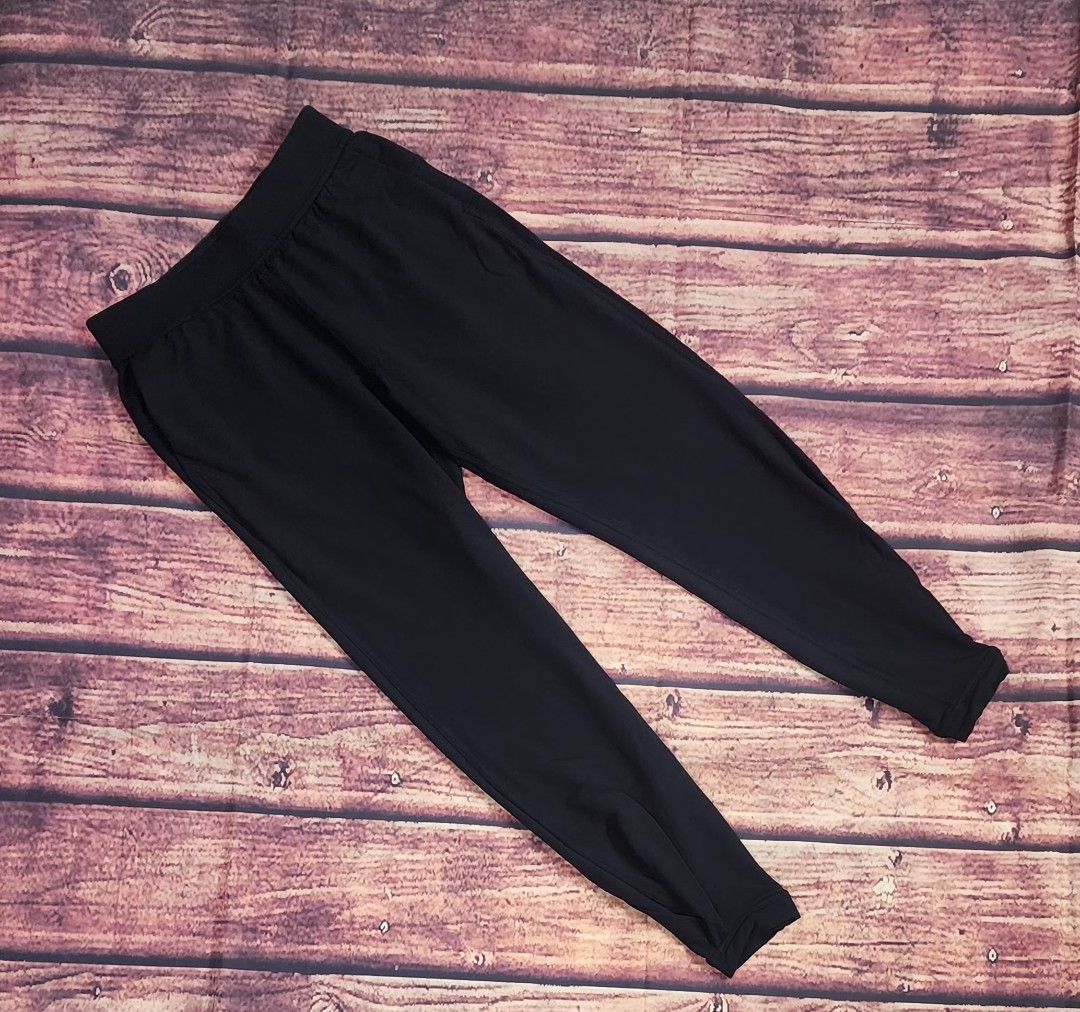 Lululemon Twisted and Tucked Pant (Category: Activewear) located in La Trinidad. Submitted by outfitt (Listing ID 1426522312, Image 2). Description: item condition-EXCELLENT, NO ISSUES US 2 Mid rise inseam- 25" ❌️ NO to LOW ballers.PLEASE.