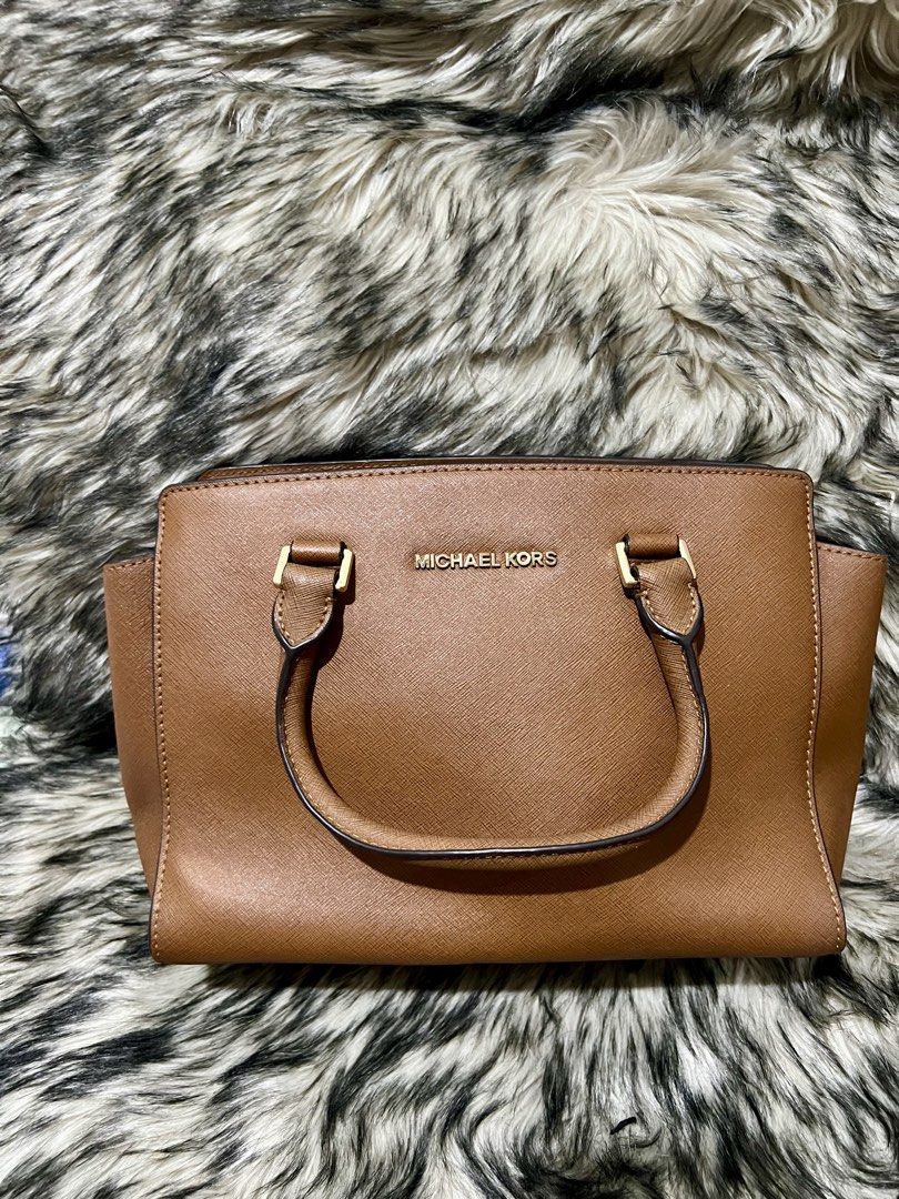Michael Kors Selma Medium Satchel Bag (Category: Luxury Bags & Wallets) located in Manila. Submitted by the_realmgrace (Listing ID 1426421116, Image 1). Description: MK Selma brown leather satchel Medium size Hand bag/Sling/Crossbody Matagal nang di nagagamit But still looks good lalo na pag na recondition May konting stains sa interior pocket May konting amoy sa tagal na nakatago Pero managable kapag nalinis US Bought .