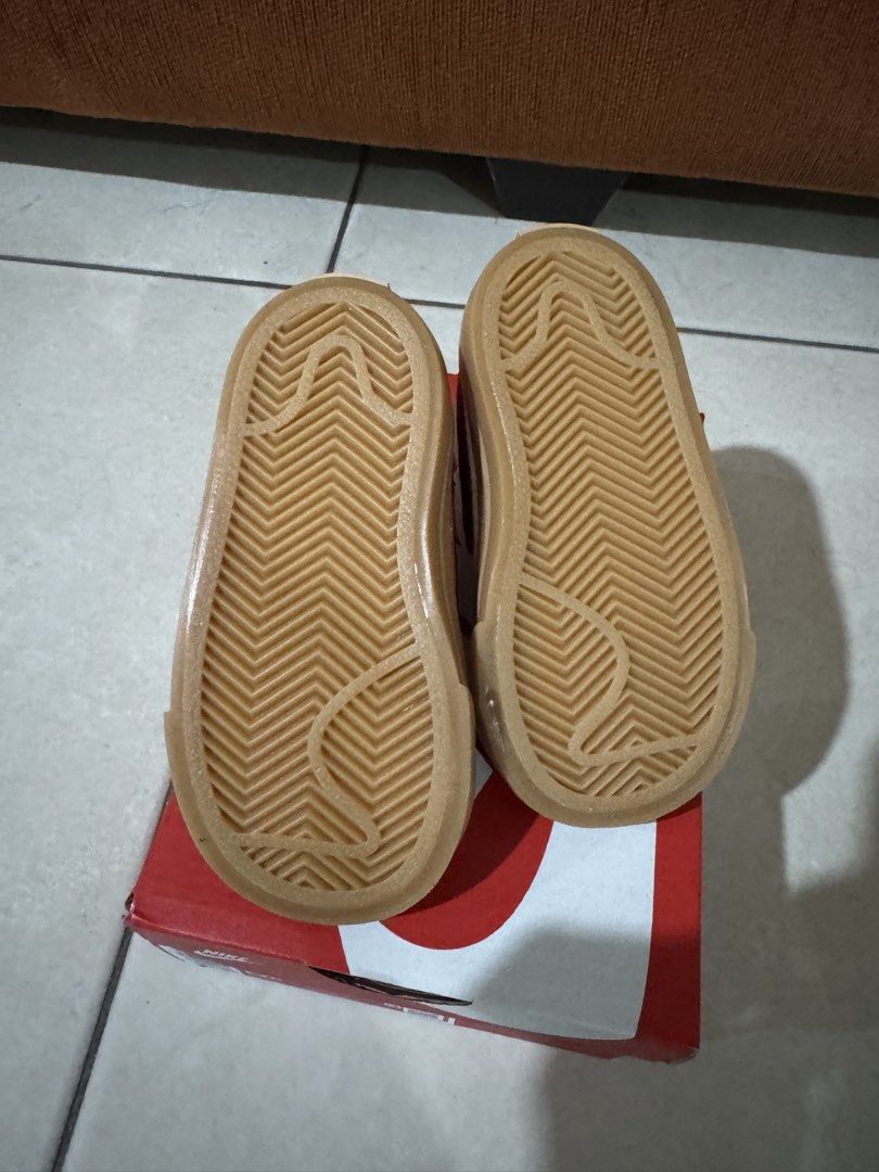Nike Court Legacy TDV 6C (Category: Babies & Kids Fashion) located in Quezon City. Submitted by saaaandy (Listing ID 1426385011, Image 3). Description: Nike Court Legacy TDV Brand new with box Color: White, Red Size: US 6C Price: P2,500 Payment: BPI or Gcash only Delivery: shipping c/o buyer For inquiry: 09088805796 .