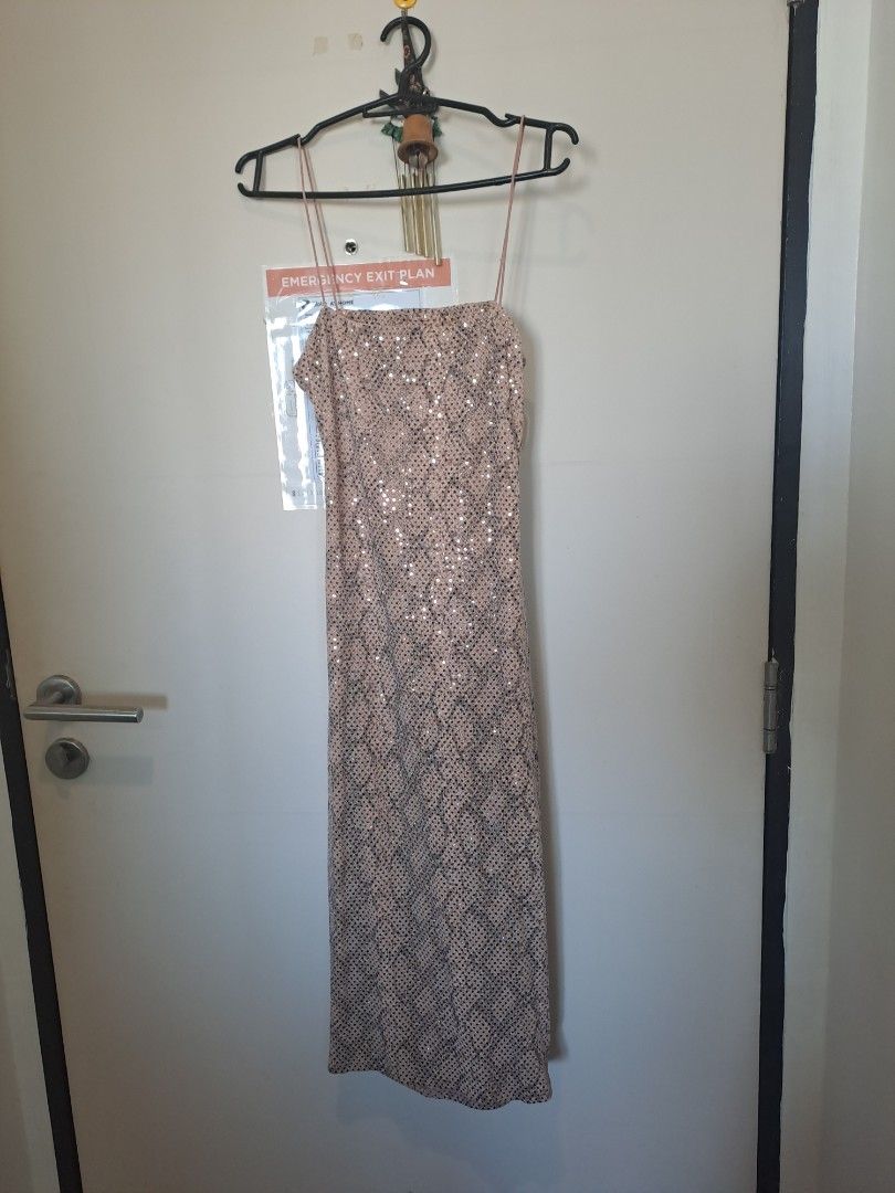 Olive Tree Sequin Dress (Category: Dresses) located in Manila. Submitted by joanbalde39643 (Listing ID 1426465181, Image 1). Description: Elegant dress from Olive Tree. Features a sequined design with a unique cut-out back. The dress has a flattering silhouette and is perfect for special occasions. It is a beautiful piece that adds a touch of glamour to any wardrobe..