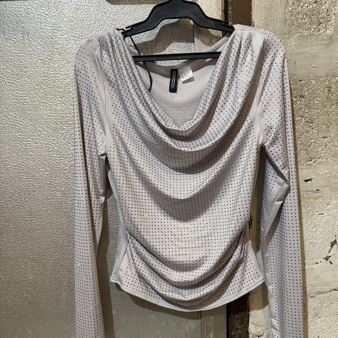 Original H&M White Long Sleeve Top with Silver Studs (Category: Longsleeves) located in Antipolo. Submitted by bern.clo (Listing ID 1426466389, Image 1). Description: • small on tag • 10/10 condition • super cute and classy • stretchable (fits up to medium body frames) • perfect for parties (glitz and glam theme).