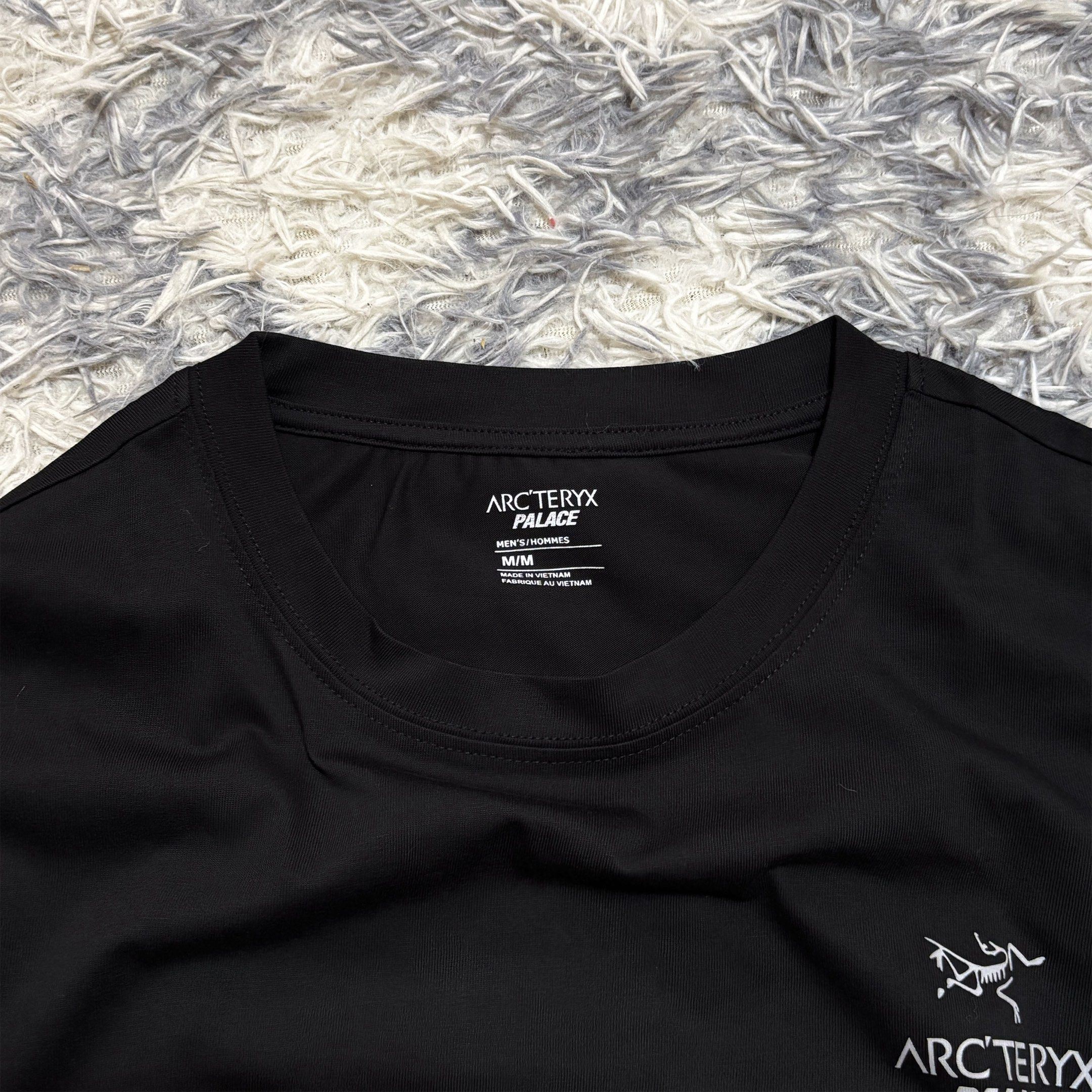 Palace x Arc'teryx Tri Logo Black Tee (Category: Tshirts & Polo Shirts ) located in Caloocan City. Submitted by savage_not21 (Listing ID 1426449991, Image 3). Description: CONDITION: 10/10 COLOR RATE: 10/10 SIZE ON TAG: M DIMENSIONS: Width - 24 Length - 28 Sleeves Length - 10 ISSUE: ❌ 📍LOCATION: Bankers Village 2, Caloocan City 📩 MORE DETAILS AND QUESTIONS: DM/PM.