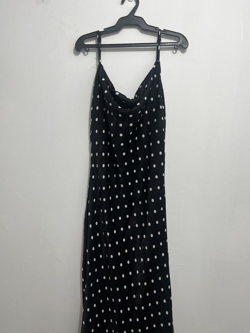 Polka Dot Slip Dress (Category: Dresses) located in Las Pinas. Submitted by _potatoee (Listing ID 1426542041, Image 2). Description: Elegant classic black and white polka dot pattern. The dress has a midi length. Perfect for a night out or a special occasion. Made from a smooth, flowing fabric. 📌 Large on tag but best fits small to med 📌 Payment thru GCASH | BANK TRANSFER 📌 Courier J&T.