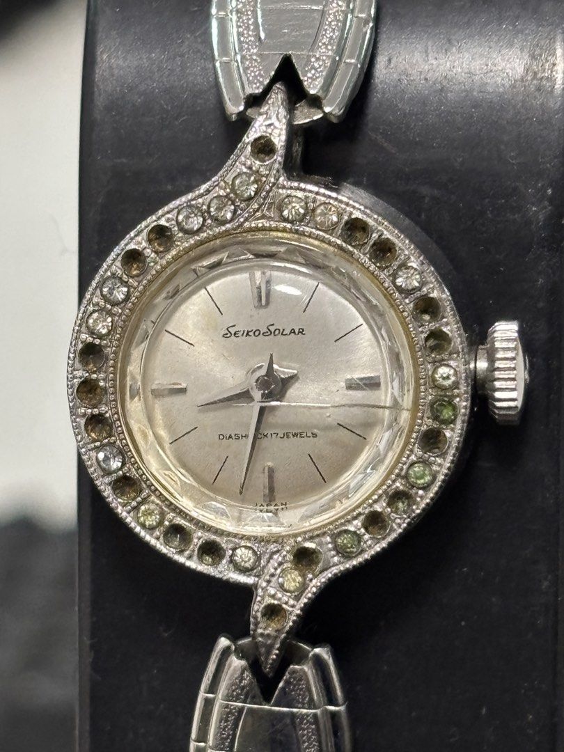 由 jackchen0406 (刊登 ID 1426466965，圖片 1) 提交，位於 新北市 (New Taipei) 的 Seiko Solar 10-027 珠寶風女錶 (中古錶狀況如內容） (類別：手錶)，說明：型號特性： 17石手動上鍊、經典 Solar 系列（非太陽能）、鑲鑽裝飾外圈。 商品狀況： 鑲鑽金屬色澤優良、機芯運作中。 瑕疵： 壓克力風防有一處明顯裂痕 （建議買家可自行更換或作為零件錶收藏）。 建議定價：1900（誠可議）。