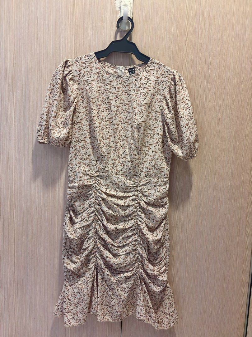 Shein Floral Ruched Dress (Category: Dresses) located in Manila. Submitted by kabi.declutters (Listing ID 1426461041, Image 1). Description: .