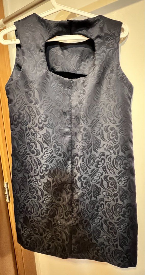 Sleeveless Dress - Size M (Category: Dresses) located in Paranaque City. Submitted by cared4goods (Listing ID 1426502250, Image 2). Description: Sleeveless navy blue cocktail or party dress featuring a subtle, tonal floral damask pattern and front pockets..