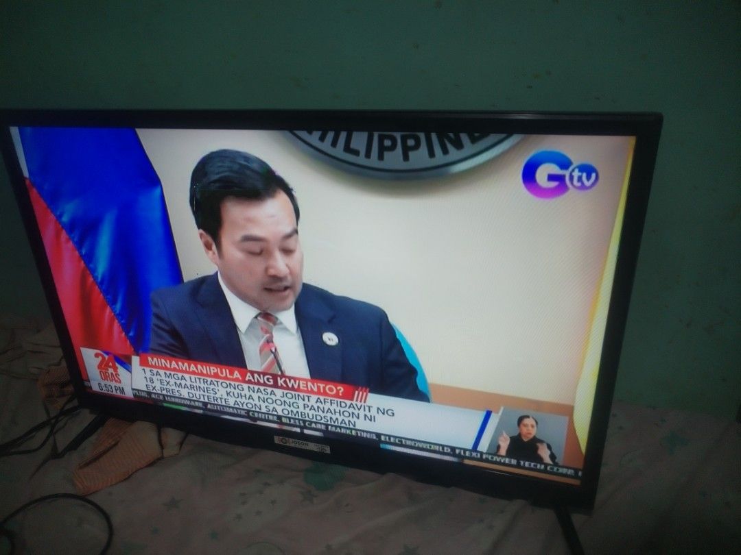 Smart led tv 32 inches (Category: TV) located in Caloocan City. Submitted by princessyumie (Listing ID 1426395853, Image 3). Description: Smart led tv 32 inches No issue with remote Include tv stand and remote Location deparo caloocan .