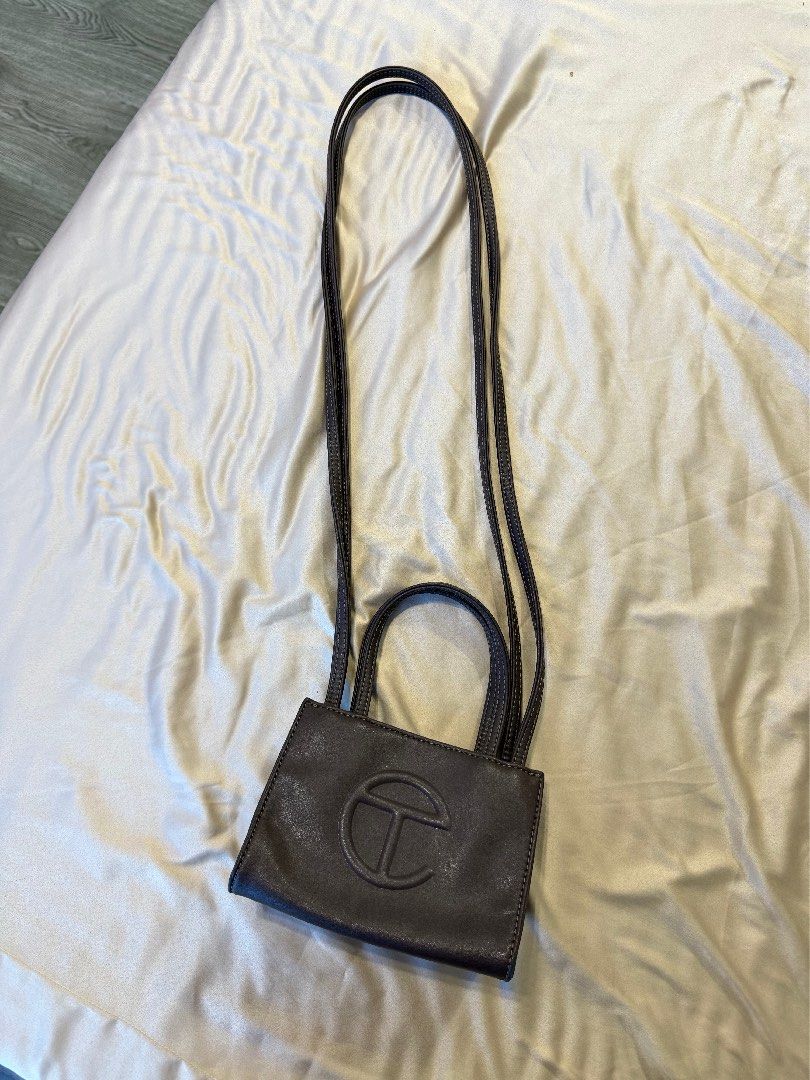 Telfar Shopping Bag Small in Chocolate (Category: Luxury Bags & Wallets) located in Rizal. Submitted by dkc0424 (Listing ID 1426472959, Image 1). Description: Purchased from Telfar website (SRP $150) Barely get to use this but it fits alot! Rly loved using this but I guess this style doesn’t resonate with me anymore No visible flaws at all Willing to nego!!! <3 .