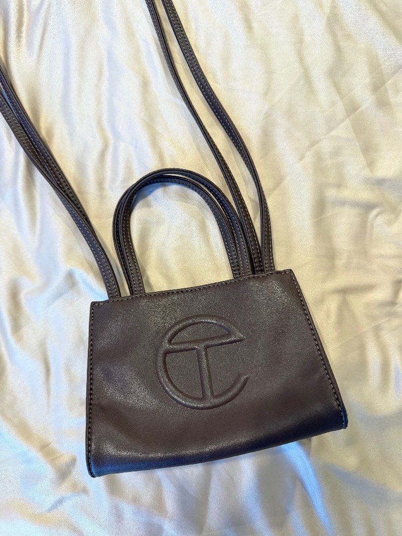 Telfar Shopping Bag Small in Chocolate (Category: Luxury Bags & Wallets) located in Rizal. Submitted by dkc0424 (Listing ID 1426472959, Image 2). Description: Purchased from Telfar website (SRP $150) Barely get to use this but it fits alot! Rly loved using this but I guess this style doesn’t resonate with me anymore No visible flaws at all Willing to nego!!! <3 .