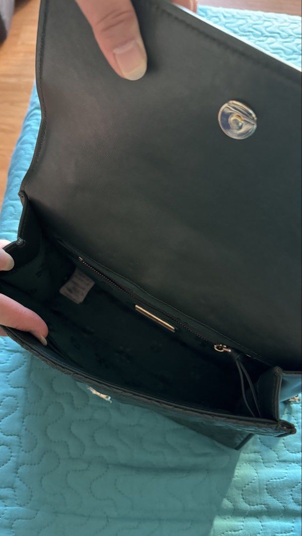 Tory Burch Fleming Quilted Bag in Green (Category: Luxury Bags & Wallets) located in Paranaque City. Submitted by notpapayas (Listing ID 1426481222, Image 3). Description: Used a few times No flaws.
