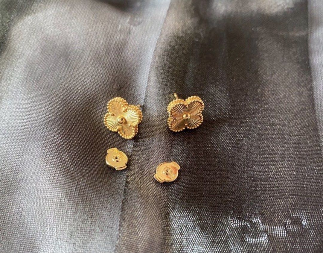 VCA Earrings HK Setting (Category: Earrings) located in Cavite. Submitted by jeanellajeweller (Listing ID 1426507144, Image 3). Description: 3.5grams HK Setting with serial 18k Gold.